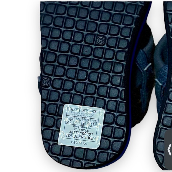 DC toddler flip flops / sandals. NWT - Picture 4 of 5